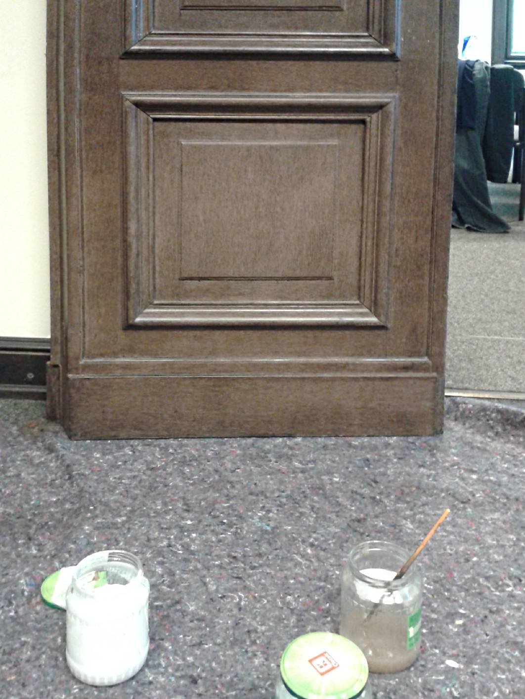 Setzen der Retuschen an der Holzmalerei / Holzimitation an den klassizistischen Türen im Schloss Glienicke. Die Türen wurden mit Lasuren restauriert von Malermeister Norbert Schimpf  exklusive Malerarbeiten, staatl. geprüfter Techniker.